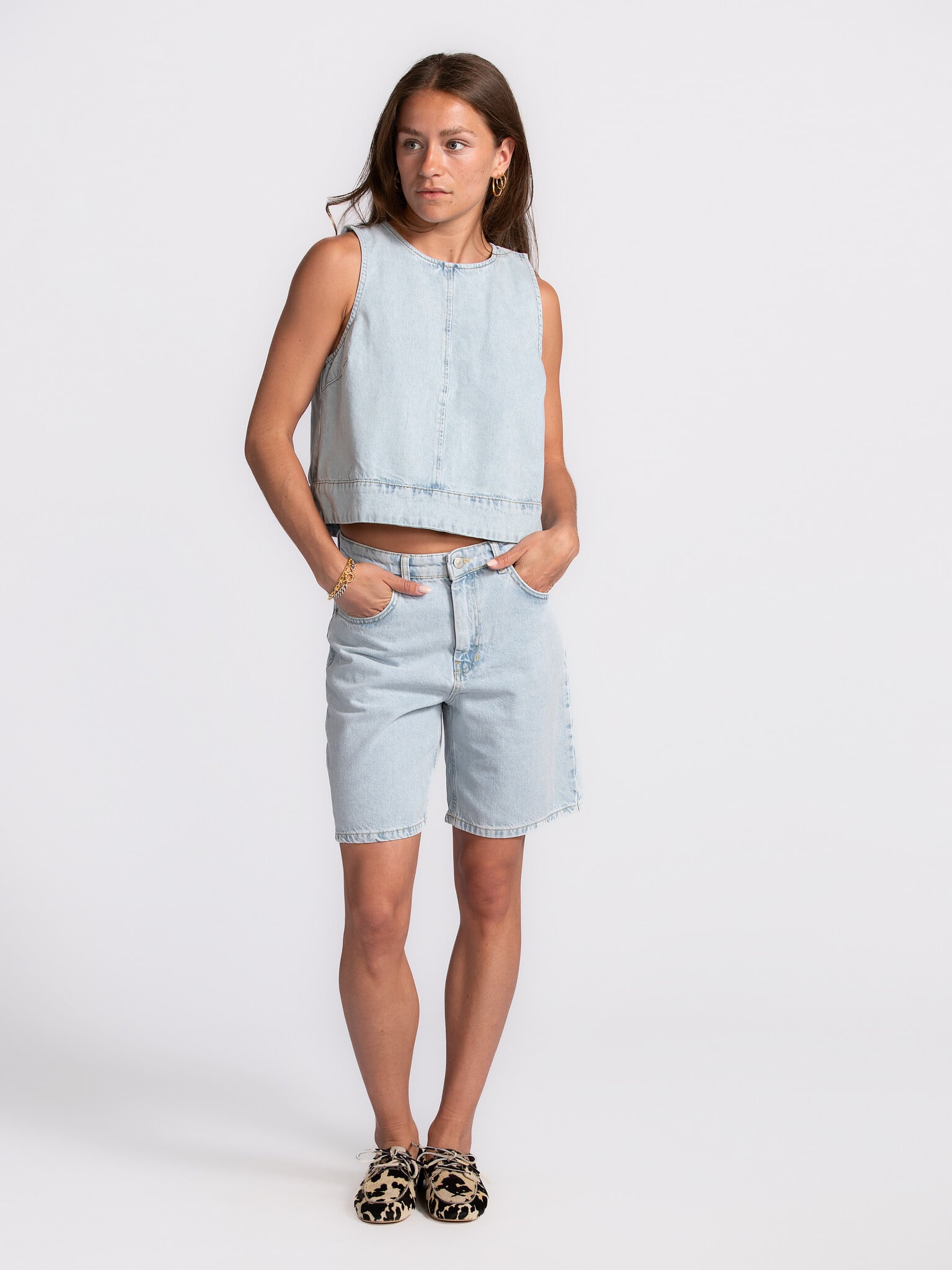 Edited Short bermuda en denim Phoenix 1. Cool & casual - Ce bermuda en denim bleu clair est parfait pour les journées ens...