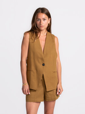 Vest Willow. Chic & sleeveless -  This sleeveless camel vest is a stylish essential with a cool edge. The straight cut, s...