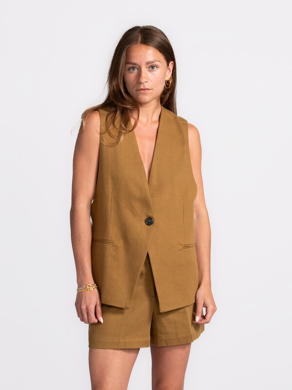 Edited Sleeveless vest Willow 1. Chic & sleeveless -  This sleeveless camel vest is a stylish essential with a cool edge....