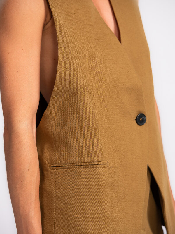 Edited Sleeveless vest Willow 3. Chic & sleeveless -  This sleeveless camel vest is a stylish essential with a cool edge....