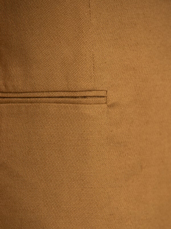 Edited Mouwloze vest Willow 6. Chic & sleeveless - Deze mouwloze vest in warme camel is een stijlvolle essential die moei...