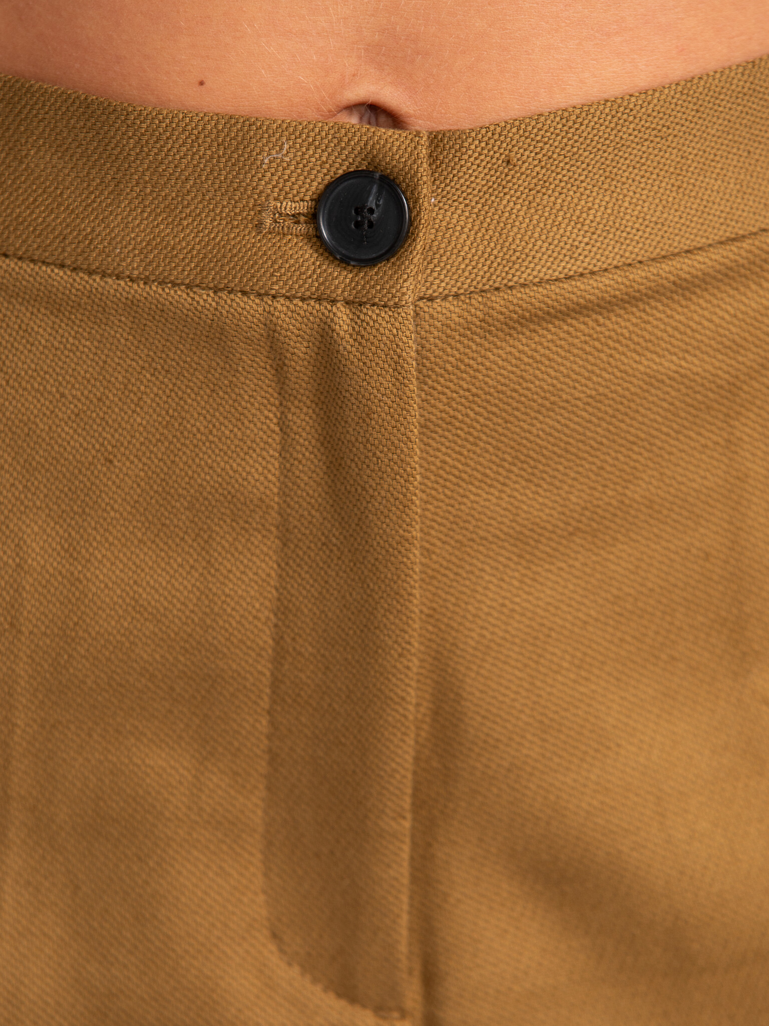 Edited Short Vincenza 3. Easy chic - Deze camel short met hoge taille en elegante plooi is stijlvol én cool. De stevige s...