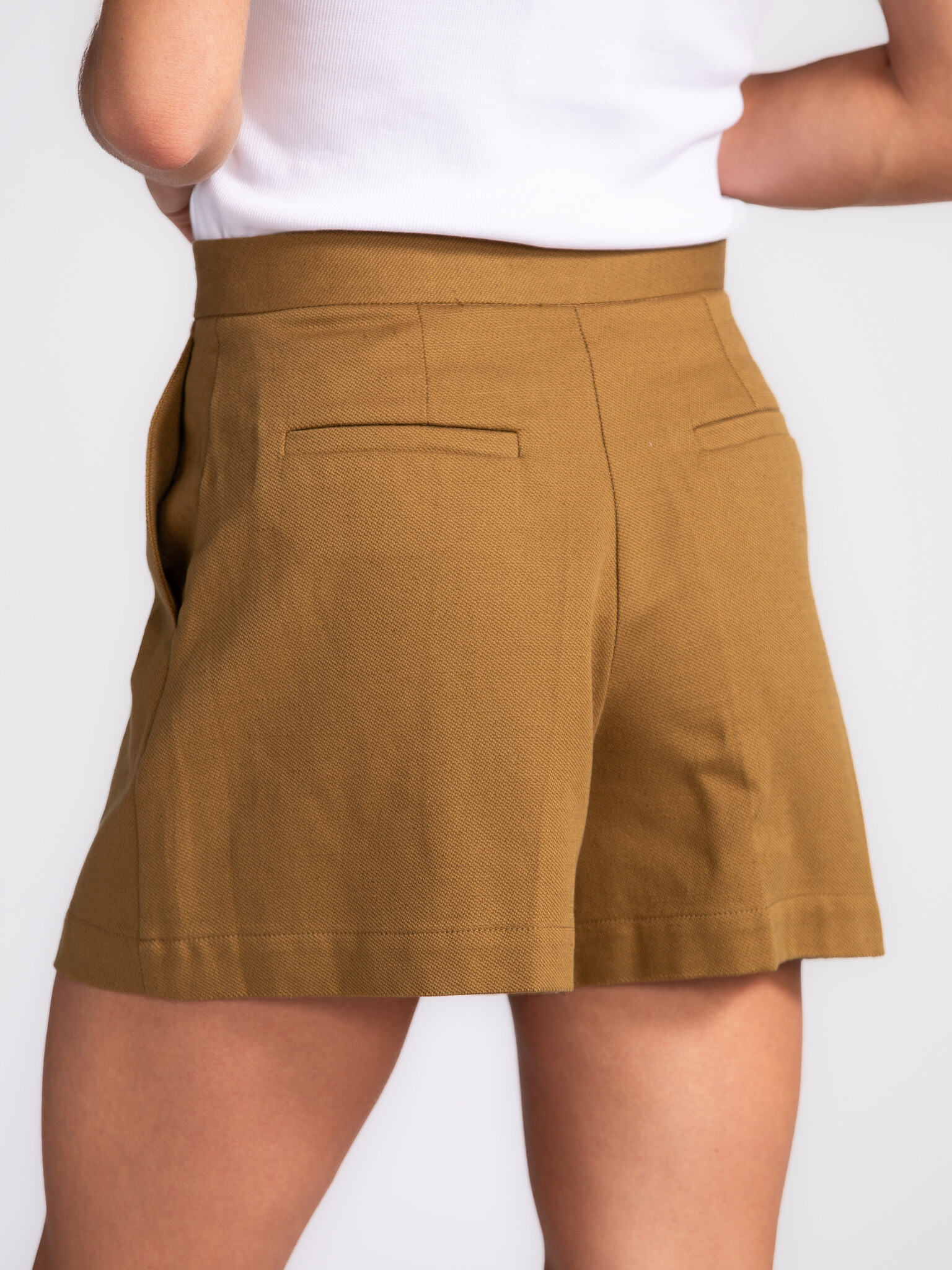 Edited Short Vincenza 5. Easy chic - Deze camel short met hoge taille en elegante plooi is stijlvol én cool. De stevige s...