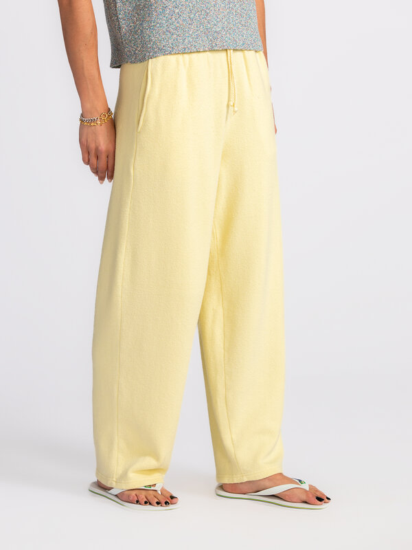 American Vintage Jogging Ytibay 3. Lazy lemon – jouw nieuwe favoriete jogging. Deze zachte, lichtgele joggingbroek straal...
