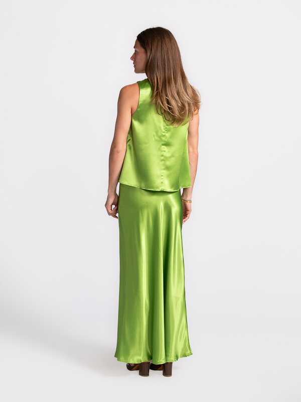 Selected Mouwloze top Elina 5. Green goddess – deze glanzende, mouwloze top met gedraaide halslijn is het perfecte mix va...