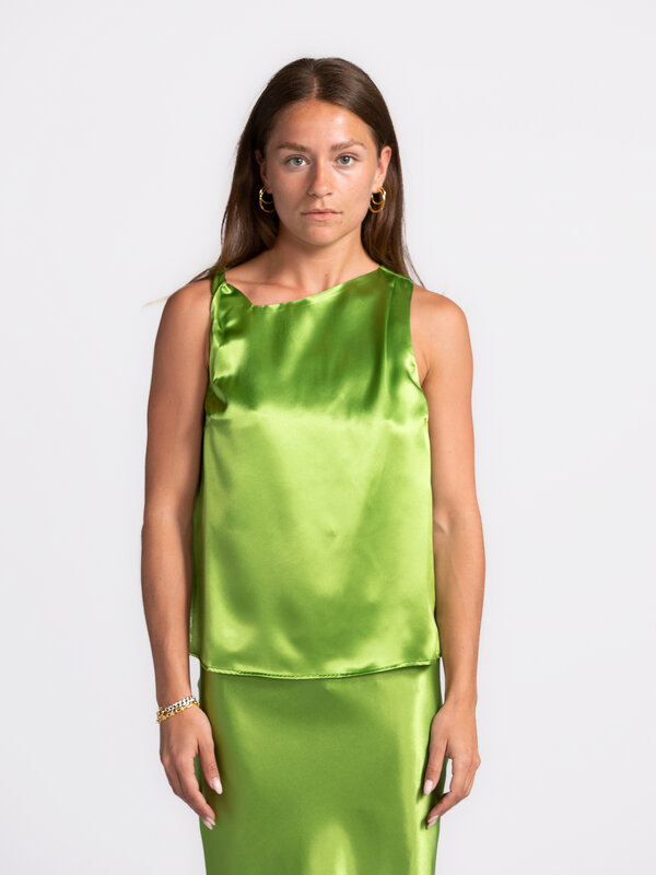 Selected Mouwloze top Elina 1. Green goddess – deze glanzende, mouwloze top met gedraaide halslijn is het perfecte mix va...