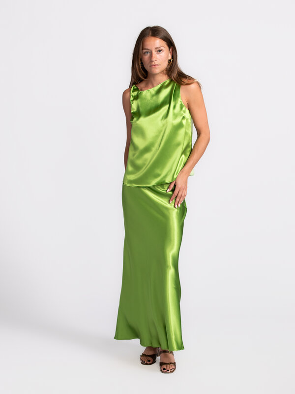 Selected Mouwloze top Elina 4. Green goddess – deze glanzende, mouwloze top met gedraaide halslijn is het perfecte mix va...