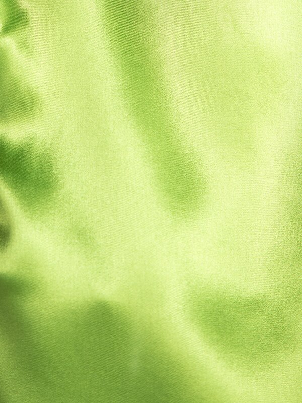 Selected Top sans manches Elina 6. Green goddess – ce top vert satiné sans manches, au col torsadé asymétrique, est un bi...