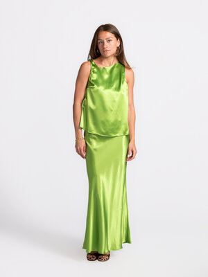 Maxirok Elina Lena. Deze groene rok straalt pure klasse uit met haar glanzende finish en vrouwelijke snit. De flatterende...