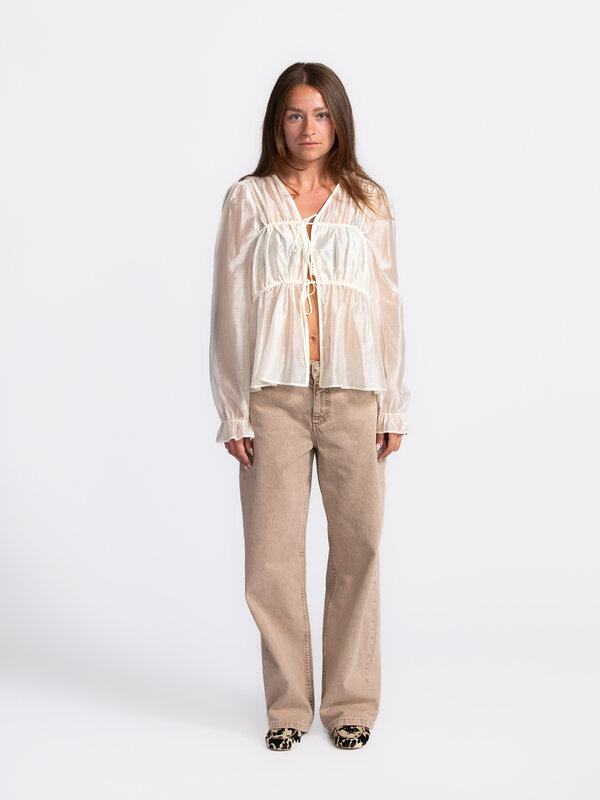 MBYM Ruched blouse Aniela 4. Deze luchtige, gerimpelde blouse met geknoopt detail geeft een romantische twist aan elke ou...