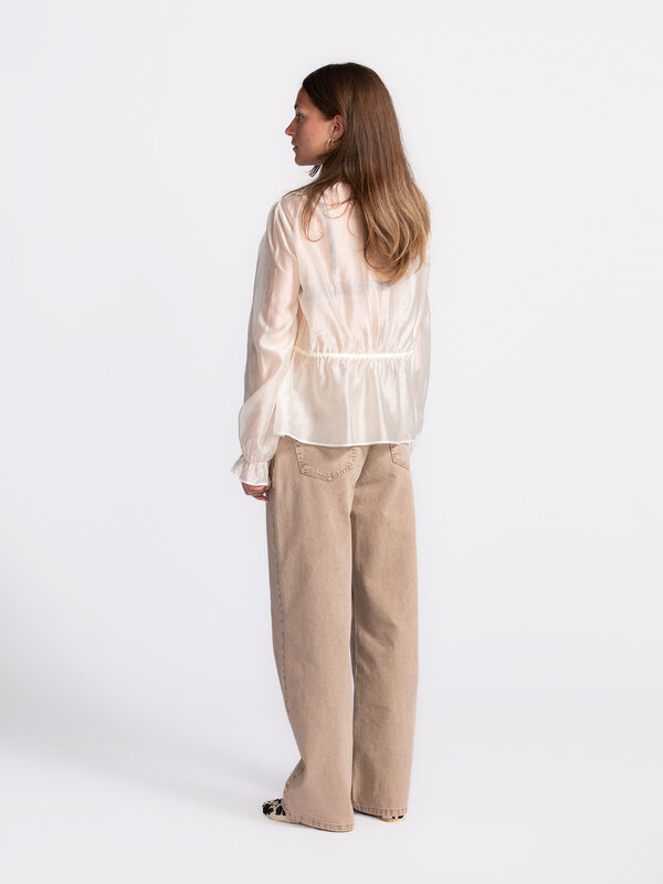 MBYM Ruched blouse Aniela 5. Deze luchtige, gerimpelde blouse met geknoopt detail geeft een romantische twist aan elke ou...