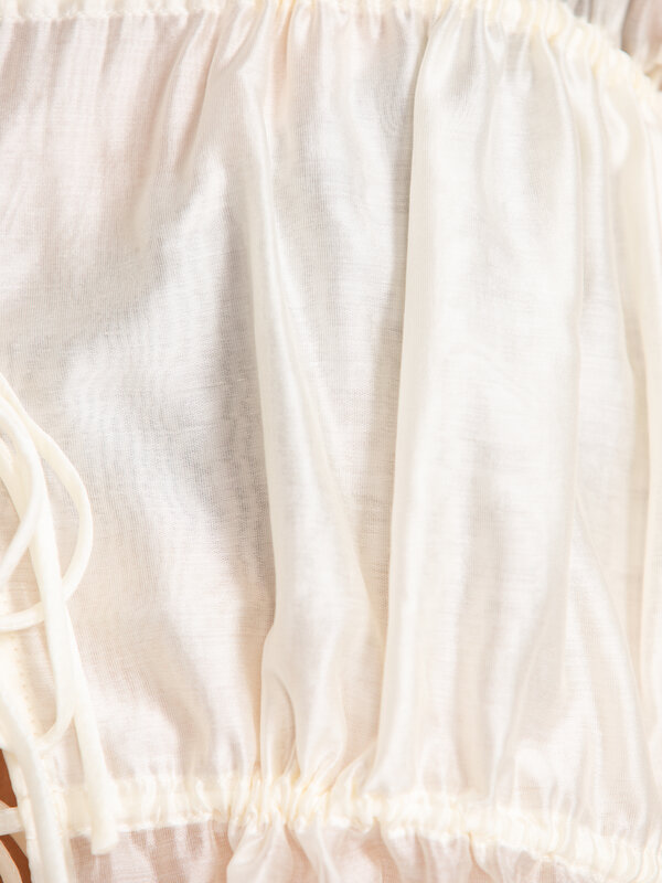 MBYM Ruched blouse Aniela 6. Deze luchtige, gerimpelde blouse met geknoopt detail geeft een romantische twist aan elke ou...
