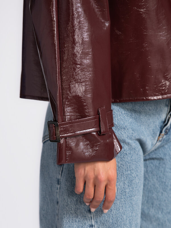 Les Soeurs Short Trench Coat Adriaan 4. A trench coat that instantly spices up your fall outfit - yes please! Burgundy is...