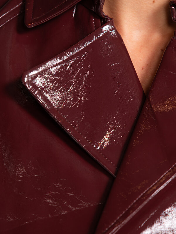 Les Soeurs Short Trench Coat Adriaan 6. A trench coat that instantly spices up your fall outfit - yes please! Burgundy is...