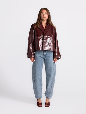 Trenchcoat Adriaan. Een trenchcoat die je herfstoutfit meteen oppept - yes please! Bordeauxrood is dé kleur van het seizo...