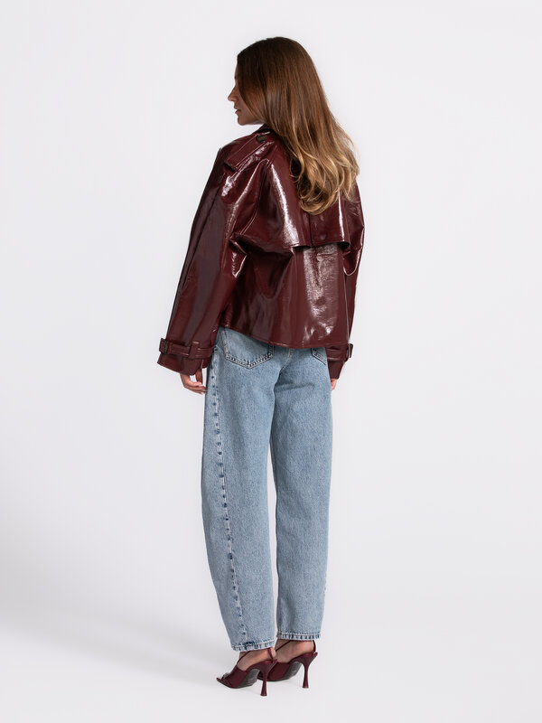 Les Soeurs Short Trench Coat Adriaan 5. A trench coat that instantly spices up your fall outfit - yes please! Burgundy is...
