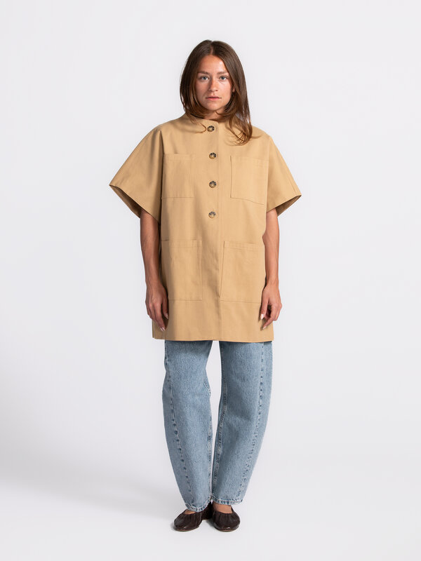 Sofie Schnoor Jack met korte mouwen Paloma 4. Who said beige was boring? Think again. Deze camelkleurige vest brengt tijd...