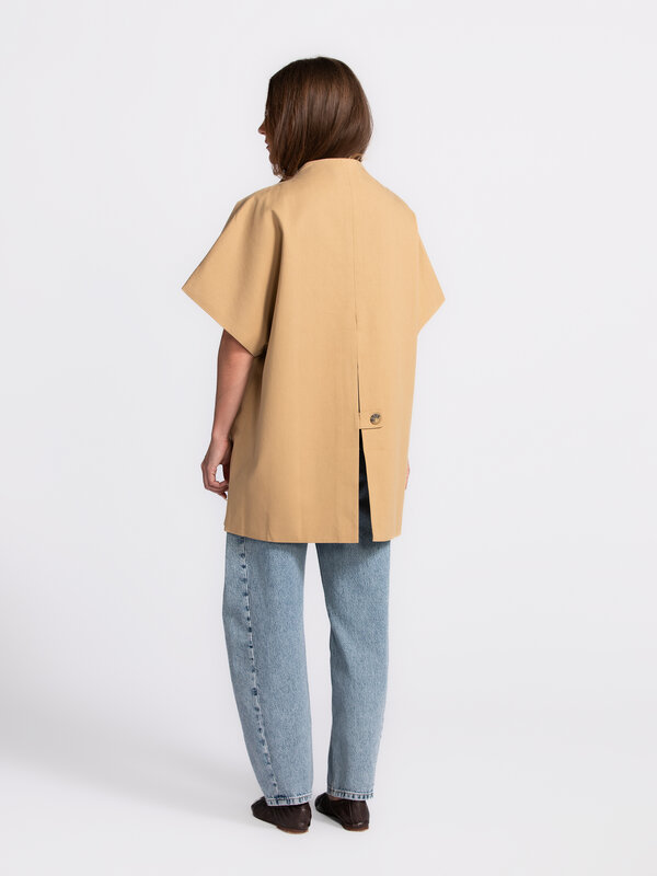 Sofie Schnoor Jack met korte mouwen Paloma 5. Who said beige was boring? Think again. Deze camelkleurige vest brengt tijd...