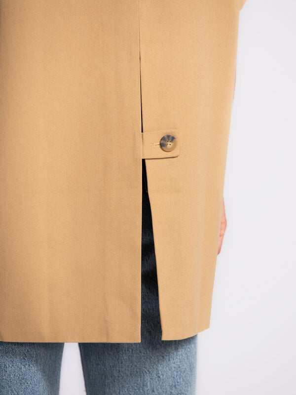 Sofie Schnoor Jack met korte mouwen Paloma 3. Who said beige was boring? Think again. Deze camelkleurige vest brengt tijd...