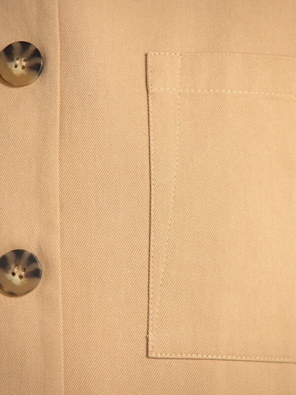 Sofie Schnoor Jack met korte mouwen Paloma 6. Who said beige was boring? Think again. Deze camelkleurige vest brengt tijd...