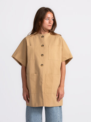 Jack Paloma. Who said beige was boring? Think again. Deze camelkleurige vest brengt tijdloze elegantie en nonchalante fla...