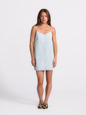 Robe Nanja. Denim & done - Cette robe courte en denim à fines bretelles est parfaite pour l’été. Sa coupe droite et son d...