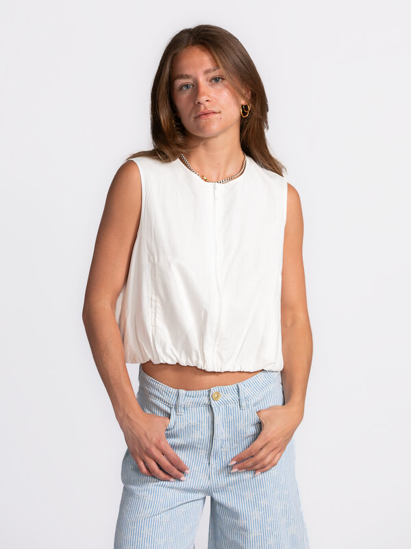 Les Soeurs Ballontop Liam 1. Yes to easy dressing! Deze witte ballontop is alles wat je zoekt voor de zomer. Door het los...