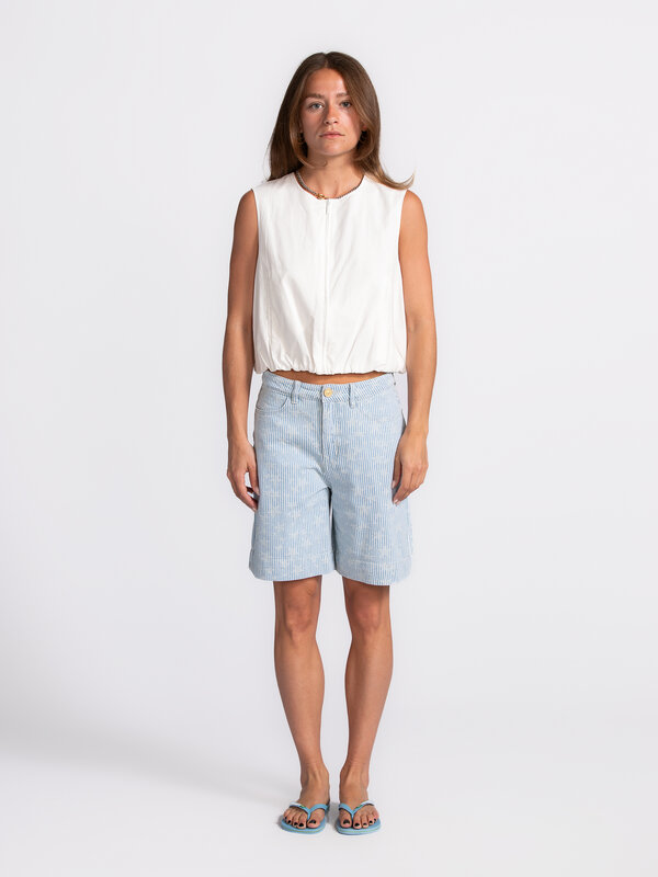 Les Soeurs Ballontop Liam 4. Yes to easy dressing! Deze witte ballontop is alles wat je zoekt voor de zomer. Door het los...