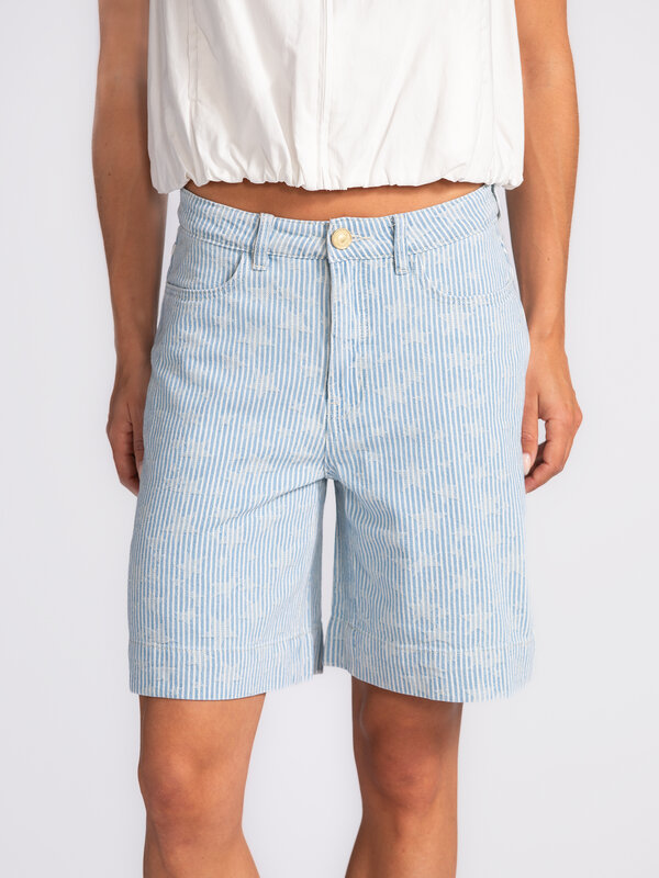 Sofie Schnoor Bermuda en denim Cleo 4. Summer blues! Ce short à rayures bleu et blanc respire l’été sans souci. Sa coupe ...