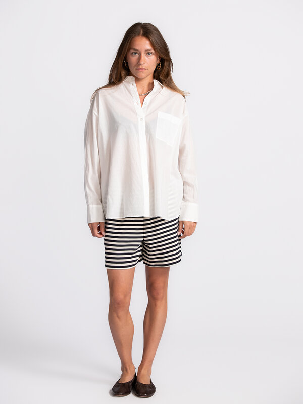 Les Soeurs Hemd Yara 4. Liefhebbers van een minimalistisch design, hier word je blij van! Dit hemd is luchtig en valt net...