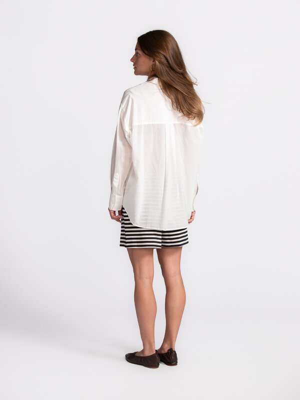 Les Soeurs Hemd Yara 5. Liefhebbers van een minimalistisch design, hier word je blij van! Dit hemd is luchtig en valt net...