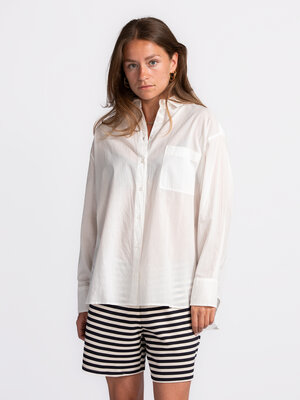 Hemd Yara. Liefhebbers van een minimalistisch design, hier word je blij van! Dit hemd is luchtig en valt net oversized ge...