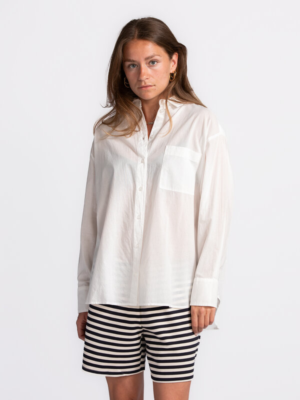 Les Soeurs Hemd Yara 1. Liefhebbers van een minimalistisch design, hier word je blij van! Dit hemd is luchtig en valt net...