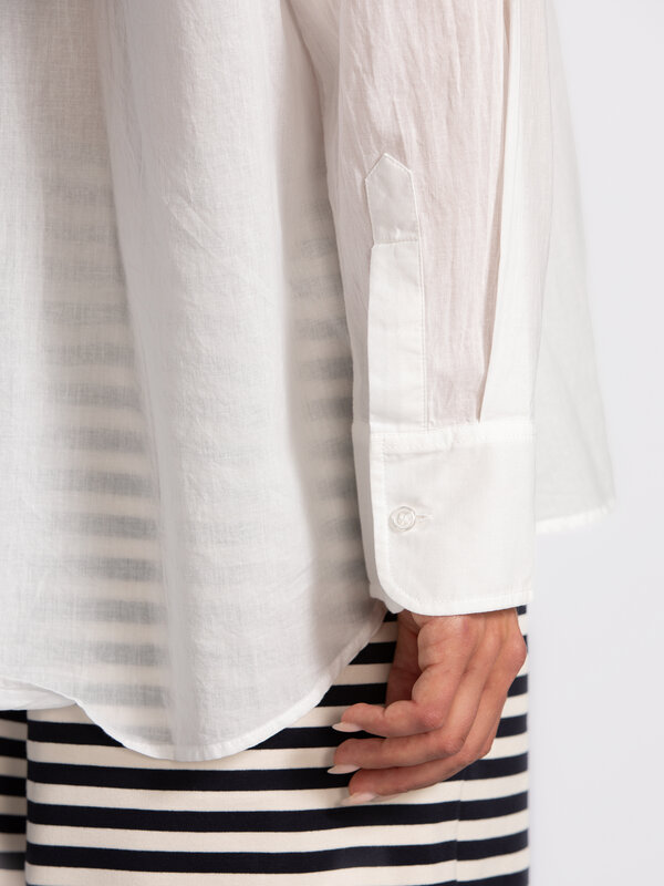 Les Soeurs Hemd Yara 3. Liefhebbers van een minimalistisch design, hier word je blij van! Dit hemd is luchtig en valt net...