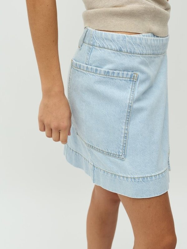 MBYM Denim rok Kalinca 5. Denim days - op zoek naar de perfecte zomerrok? Deze korte denimrok met overslag is gemaakt voo...