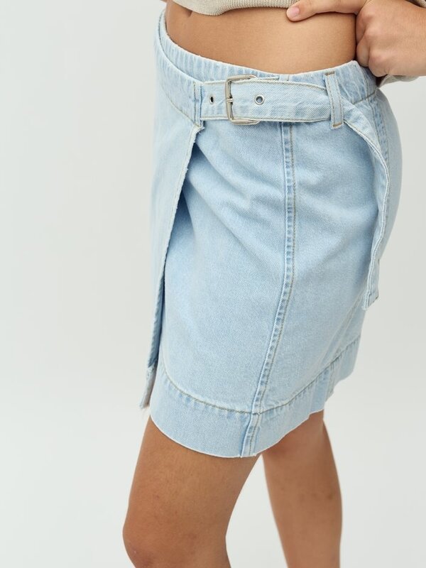 MBYM Denim rok Kalinca 3. Denim days - op zoek naar de perfecte zomerrok? Deze korte denimrok met overslag is gemaakt voo...