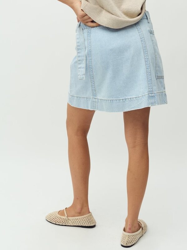 MBYM Denim rok Kalinca 6. Denim days - op zoek naar de perfecte zomerrok? Deze korte denimrok met overslag is gemaakt voo...
