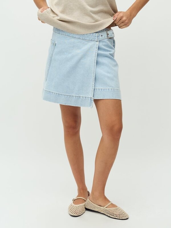 MBYM Denim rok Kalinca 2. Denim days - op zoek naar de perfecte zomerrok? Deze korte denimrok met overslag is gemaakt voo...