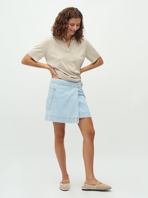 MBYM Denim rok Kalinca 4. Denim days - op zoek naar de perfecte zomerrok? Deze korte denimrok met overslag is gemaakt voo...