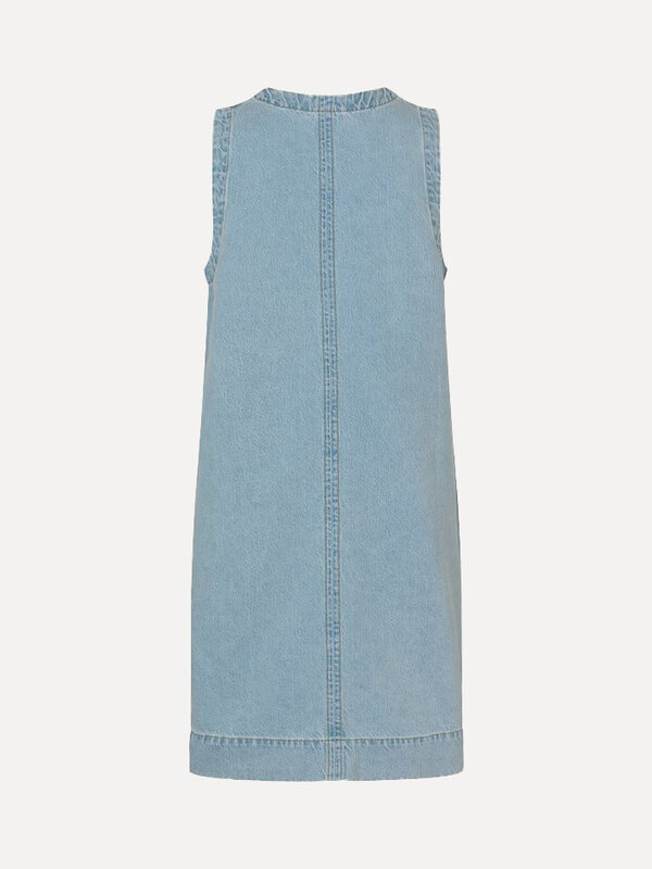 MBYM Denim dress Stasja 5. Soft denim, strong style. This sleeveless midi dress in soft denim feels effortlessly comforta...