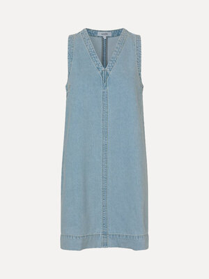 Jurk Stasja. Soft denim, strong style. Deze mouwloze midi-jurk in zacht denim voelt heerlijk comfortabel en oogt tegelijk...