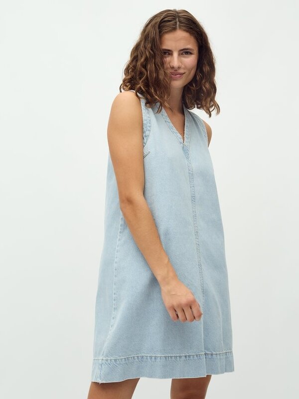 MBYM Denim dress Stasja 3. Soft denim, strong style. This sleeveless midi dress in soft denim feels effortlessly comforta...