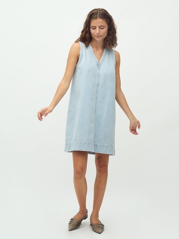 MBYM Denim dress Stasja 2. Soft denim, strong style. This sleeveless midi dress in soft denim feels effortlessly comforta...