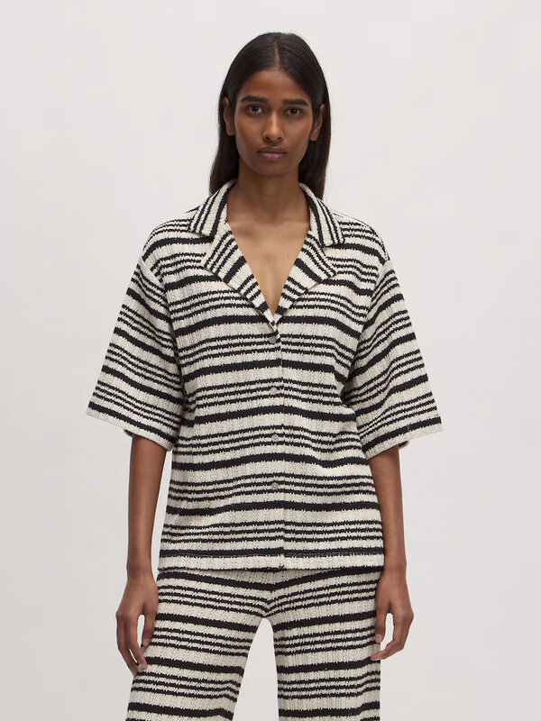 Edited À rayures chemise Karlotta 2. Monochrome magique. Cette chemise légère à rayures noires et blanches est parfaite p...