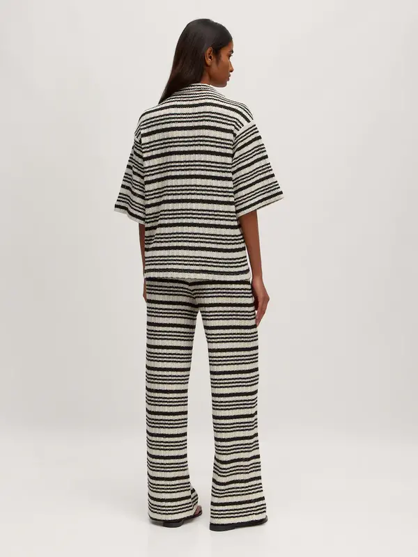 Edited À rayures chemise Karlotta 5. Monochrome magique. Cette chemise légère à rayures noires et blanches est parfaite p...