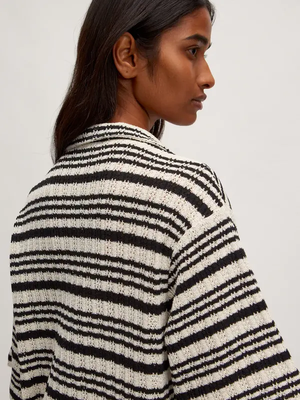 Edited À rayures chemise Karlotta 4. Monochrome magique. Cette chemise légère à rayures noires et blanches est parfaite p...
