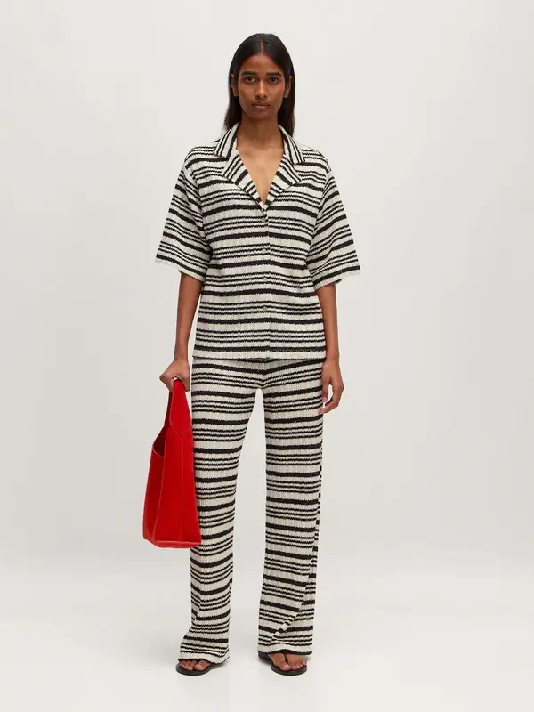 Edited À rayures chemise Karlotta 3. Monochrome magique. Cette chemise légère à rayures noires et blanches est parfaite p...