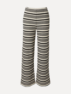Broek Finn. A touch of seventies. Deze luchtige broek met zwart-witte streep straalt retro cool uit. De rechte snit en el...