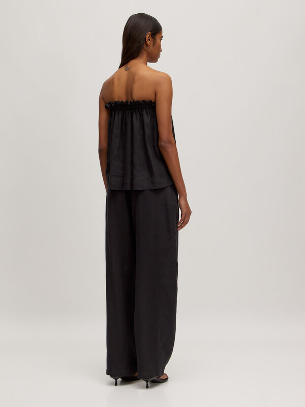 Edited Bandeau Top Zahara 5. Strapless meets comfort - this black bandeau top in 100% cotton is breezy, flattering and en...