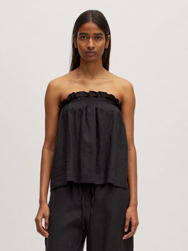 Edited Bandeau Top Zahara 2. Strapless meets comfort - this black bandeau top in 100% cotton is breezy, flattering and en...